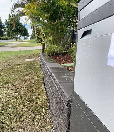 Retaining-service-tile